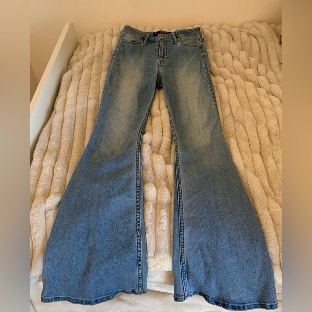 • Hollister light blue fare jeans